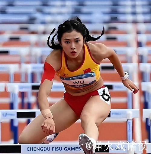 女子100米栏决赛:吴艳妮夺冠,林雨薇摔倒仍勇夺第三 女子100米栏决赛:吴艳妮夺冠,林雨薇摔倒仍勇夺第三