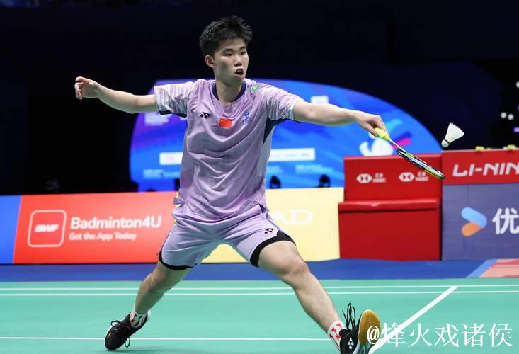 翁泓阳直落两局击败朱轩辰 摘得全运会羽毛球男单冠军 翁泓阳直落两局击败朱轩辰 摘得全运会羽毛球男单冠军
